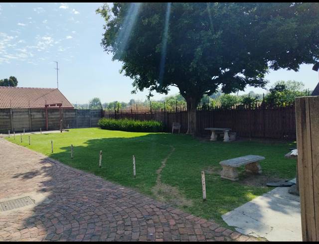 2 BEDROOM FLAT FOR SALE IN KEMPTON PARK EXT 5